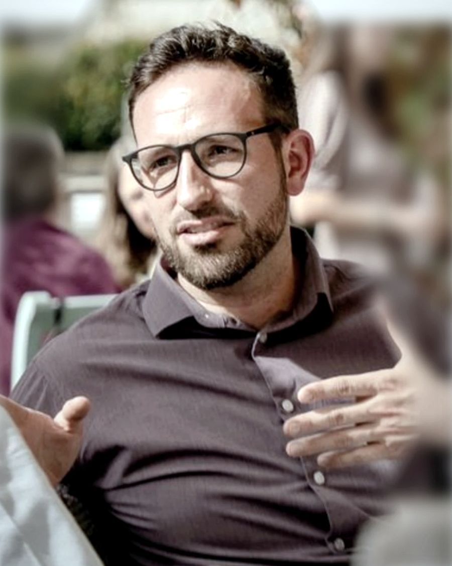 Andrea Nicola Weiss von der fixpunkt gmbh erklärt etwas im Gespräch und gestikuliert dabei mit beiden Händen